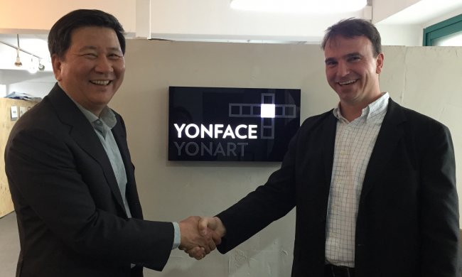 KS Kim, Steffen Haaga shaking hands at YonFace