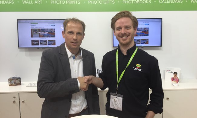 Marcus Kalle & Michael Carey shaking hands