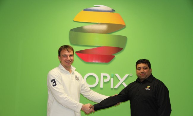 Harshad Ghude, Steffen Haaga shaking hands in Taopix office